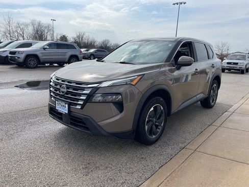 Used 2025 Nissan Rogue SV image 2