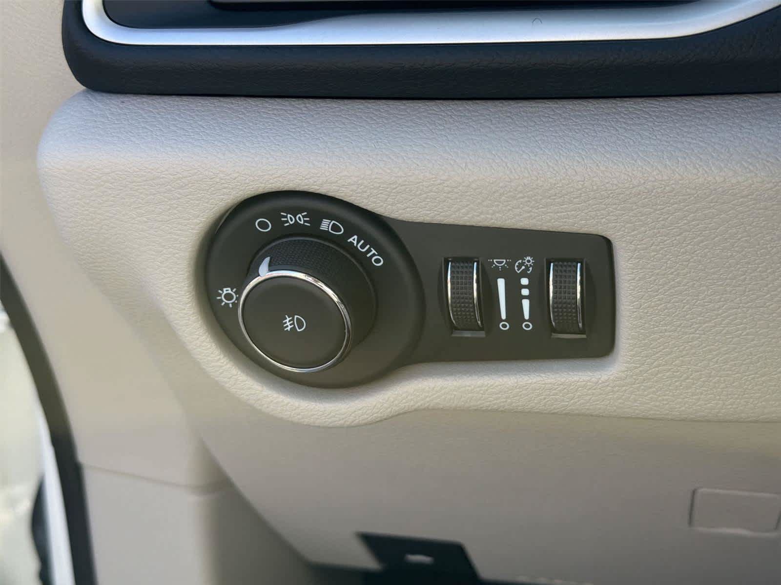 Used 2023 Chrysler Pacifica Touring-L FWD image 38