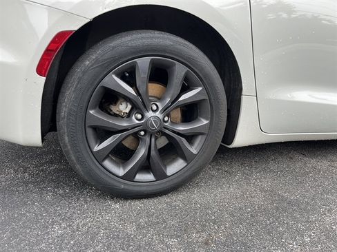 Used 2020 Chrysler Pacifica Touring-L w/ Advanced Safetytec Group FWD image 8