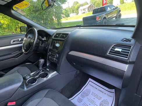 Used 2017 Ford Explorer XLT w/ Equipment Group 201A AWD/4WD image 30