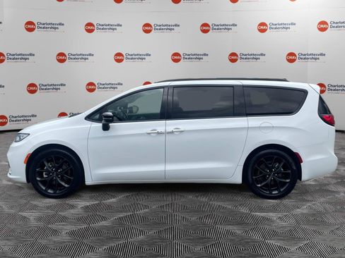 Used 2025 Chrysler Pacifica Limited FWD image 2