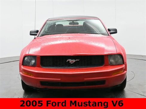 Used 2005 Ford Mustang Convertible image 2
