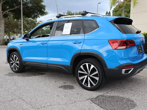 Used 2023 Volkswagen Taos SE w/ Panoramic Sunroof Package FWD image 7