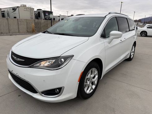 Used 2020 Chrysler Pacifica Touring-L FWD image 7