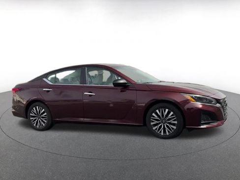 Used 2025 Nissan Altima 2.5 SV FWD image 16