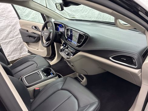 Certified 2024 Chrysler Pacifica Touring-L AWD/4WD image 17