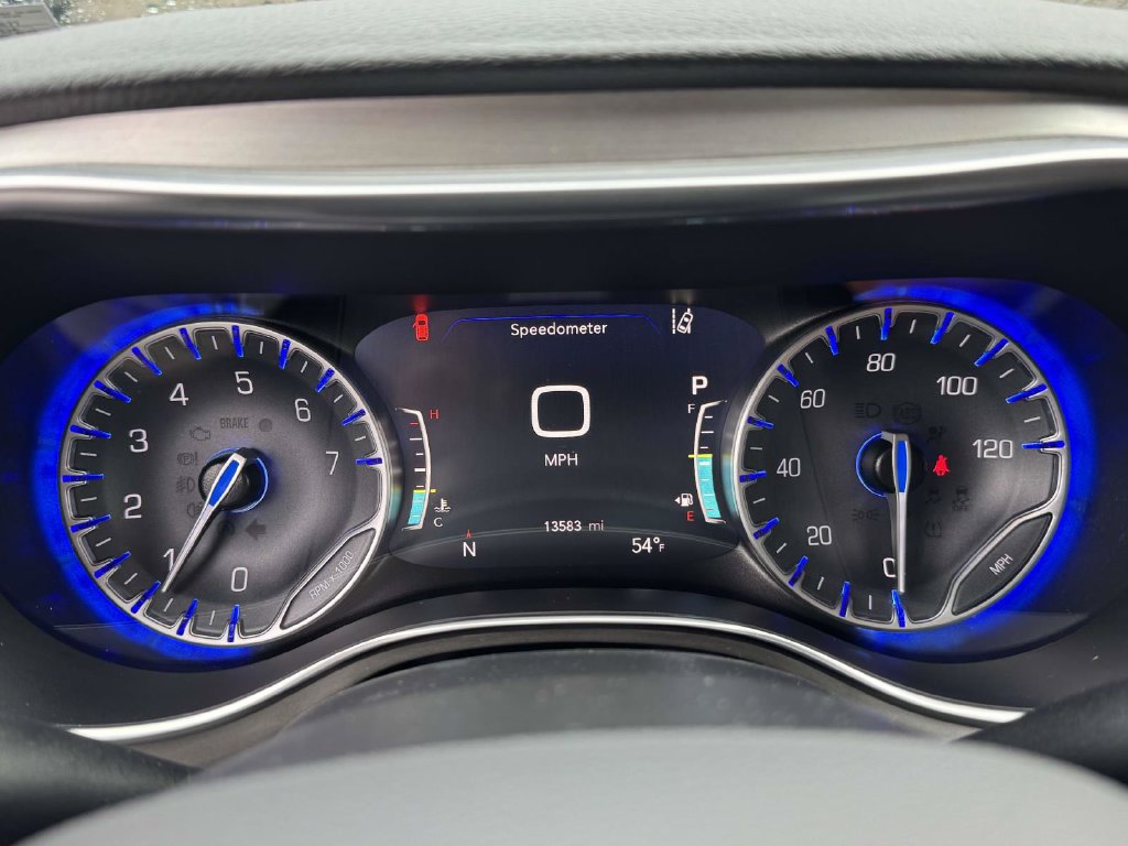 Used 2025 Chrysler Pacifica Pinnacle FWD image 22