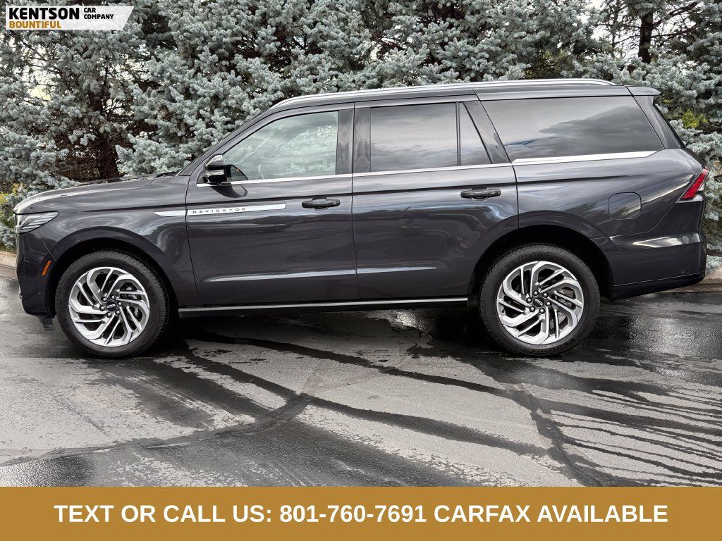 Used 2025 Lincoln Navigator Reserve AWD/4WD image 4