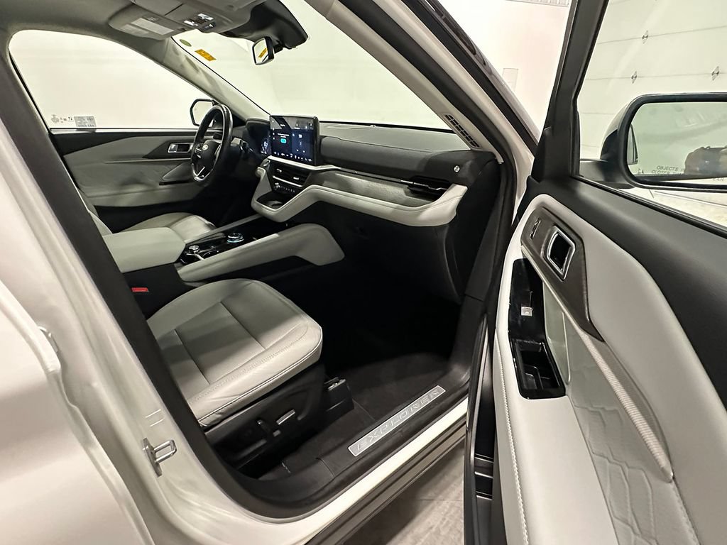 Used 2025 Ford Explorer Platinum w/ Ultimate Package AWD/4WD image 30