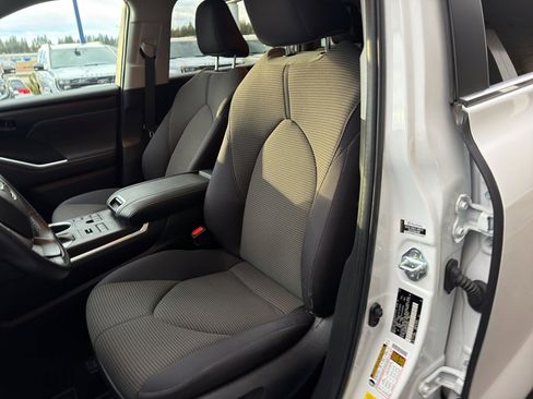 Used 2023 Toyota Highlander LE image 17