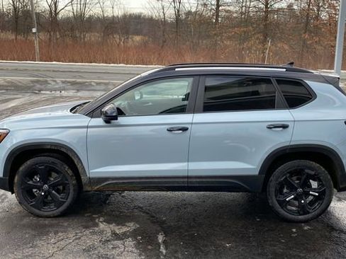 New 2026 Volkswagen Taos SE image 8