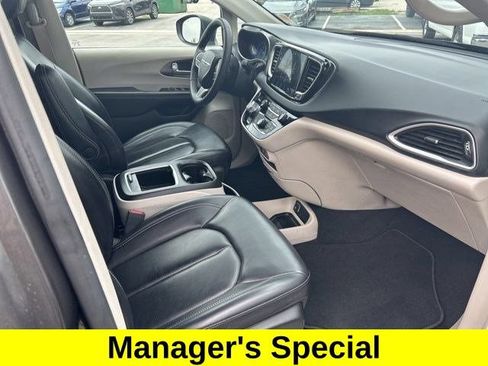 Used 2023 Chrysler Pacifica Touring-L FWD image 39