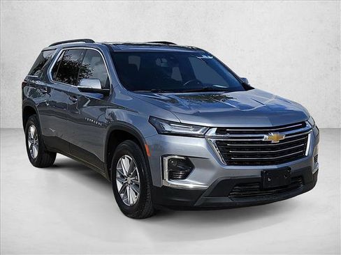 Used 2023 Chevrolet Traverse LT image 3