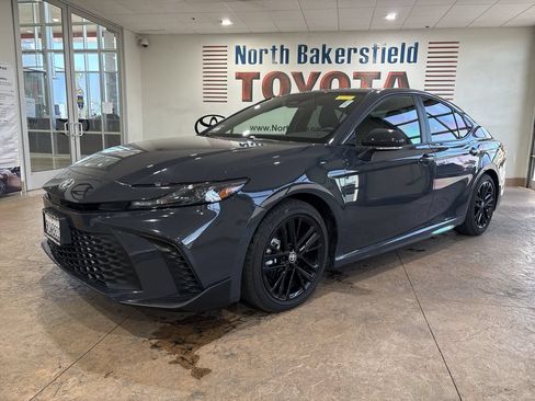 Used 2025 Toyota Camry SE w/ Convenience Package FWD image 1