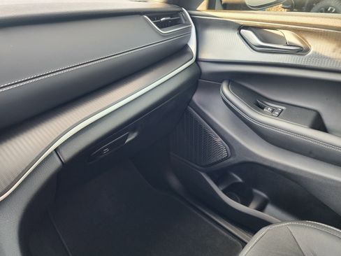 Used 2025 Jeep Grand Cherokee Laredo X image 36