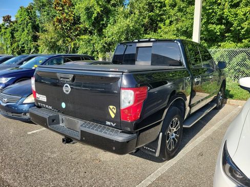 Used 2020 Nissan Titan SV w/ SV Convenience Package RWD image 3
