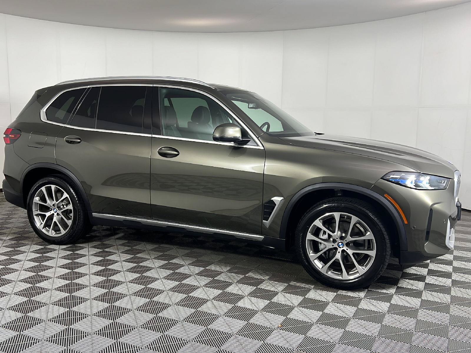 Used 2025 BMW X5 xDrive40i w/ Premium Package AWD/4WD image 3
