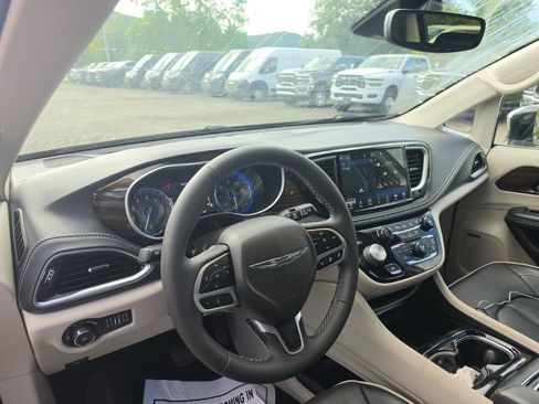 Used 2022 Chrysler Pacifica Limited AWD/4WD image 9