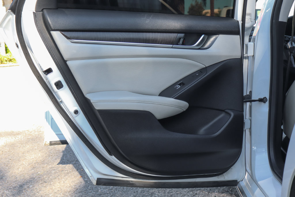 Used 2018 Honda Accord Touring image 40