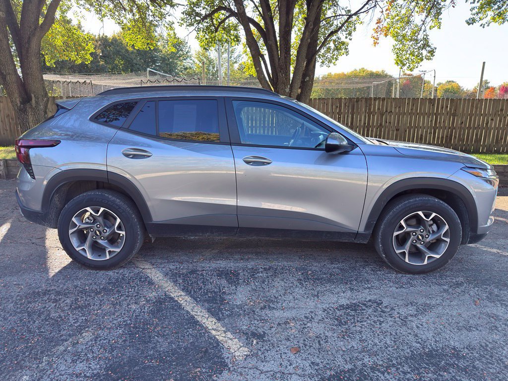 Used 2025 Chevrolet Trax LT FWD image 10