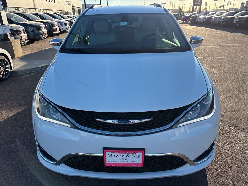 Used 2018 Chrysler Pacifica Limited FWD image 2