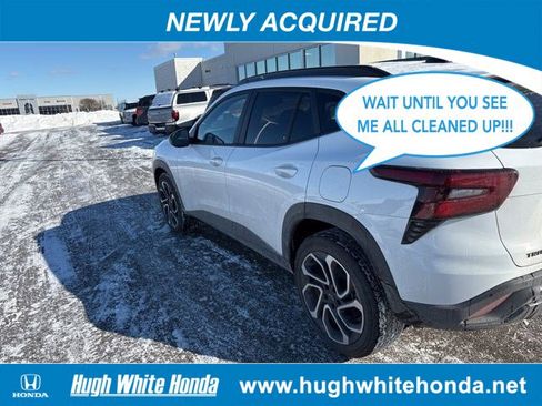 Used 2025 Chevrolet Trax RS w/ Sunroof Package image 3