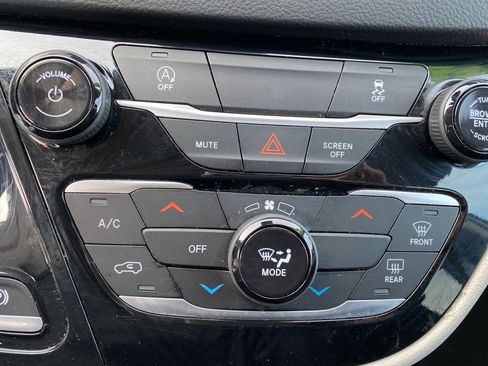 Used 2023 Chrysler Voyager LX image 13