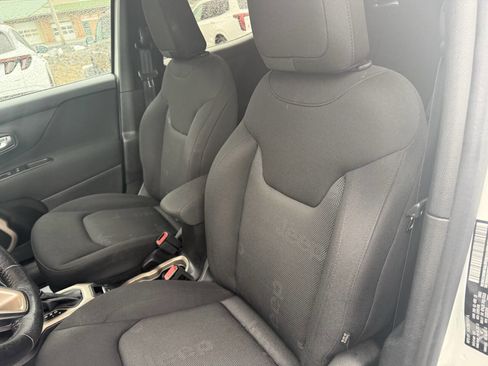 Used 2017 Jeep Renegade Latitude w/ Cold Weather Group image 24