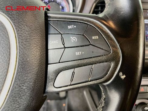 Used 2023 Dodge Challenger SXT RWD image 17