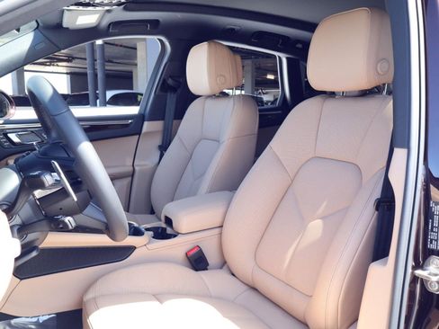 New 2026 Porsche Macan AWD/4WD image 5