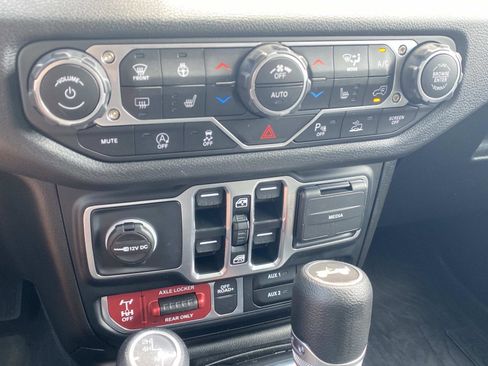 Used 2025 Jeep Wrangler Willys AWD/4WD image 29