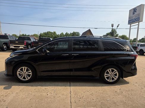 Used 2023 Toyota Sienna XSE w/ XSE Plus Package AWD/4WD image 4