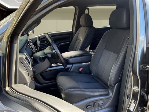 Used 2019 Nissan Titan SV w/ SV Convenience Package image 26