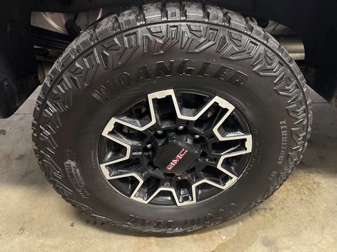 Used 2025 GMC Sierra 2500 AT4X image 5