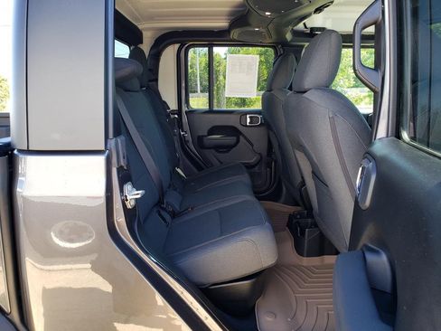Used 2025 Jeep Gladiator Sport image 14