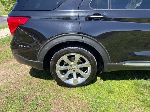 Used 2020 Ford Explorer Platinum w/ Premium Technology Package AWD/4WD image 36