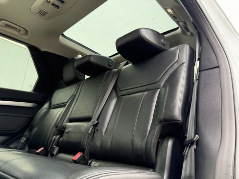 Used 2020 Land Rover Discovery Landmark image 10