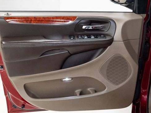 Used 2014 Chrysler Town & Country Touring FWD image 9