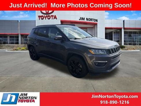 Used 2019 Jeep Compass Latitude FWD image 1