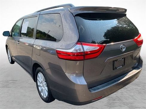 Used 2017 Toyota Sienna XLE Premium AWD/4WD image 5