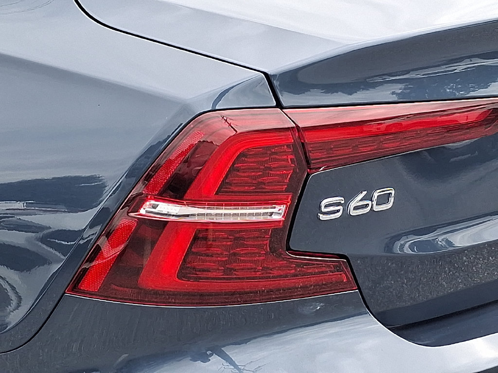 Used 2022 Volvo S60 B5 Momentum w/ Premium Package FWD image 9