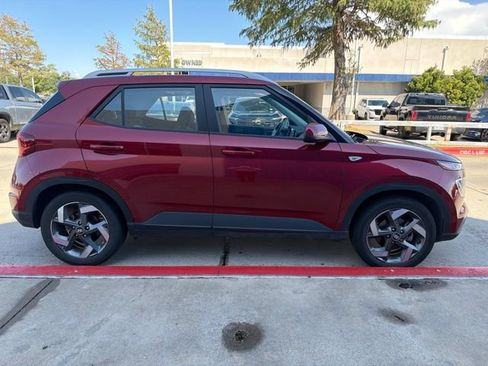 Used 2024 Hyundai Venue SEL FWD image 4
