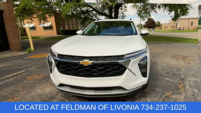 Used 2025 Chevrolet Trax LT w/ Driver Confidence Package FWD image 3