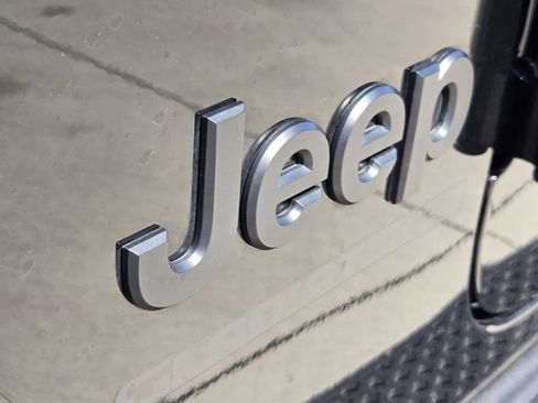 Certified 2025 Jeep Gladiator Sport AWD/4WD image 11