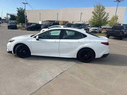 Used 2025 Toyota Camry SE FWD image 6