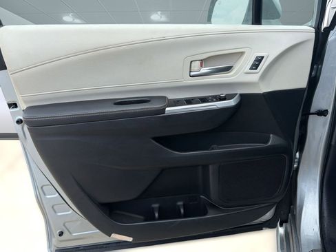 Used 2025 Toyota Sienna Platinum FWD image 11