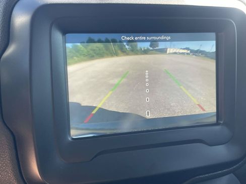 Used 2018 Jeep Renegade Latitude FWD image 18