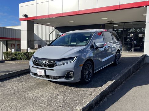 Used 2025 Honda Odyssey Touring image 3