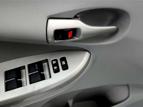 Used 2013 Toyota Corolla LE FWD image 23