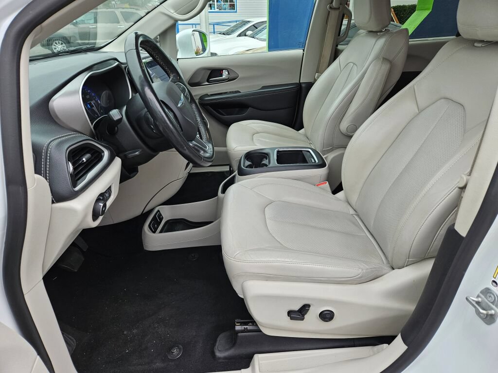 Used 2021 Chrysler Pacifica Touring-L FWD image 14